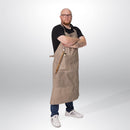 Lederschürze in grau. Grillschürze extra lang. Nachhaltiges Leder handgenäht in Ostwestfalen. Große Bauchtasche für Bier und Grillzange. Made by GOWLD, jetzt bei GOKAL-kauf lokal. Dein Onlineshop aus Ostwestfalen