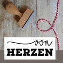 Holz-STemepl mit der Druckaufschrift "von Herzen"