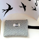 graues Täschchen in abgesteppter Baumwollmelange. Schwarze Handschlauf. Tasche mit t3birds Logo, jetzt bei GOKAL kauf lokal