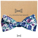 Fliege mit blauem Blumenmuster mit grünen und roten Akzenten auf weißem Fond. Handgefertigt aus Bielefeld von Fliegenfänger. Jetzt bei GOKAL - kauf lokal