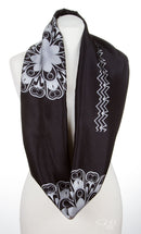 Seidenschal Schwarz mit weißem Blumenmuster