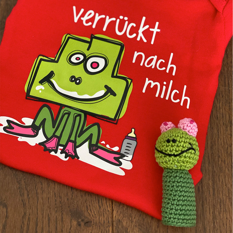 Geschenkset für Babies. Rotes Wickelbody mit lustigem Froschdruck "verrückt nach Milch" von Milchmania und dazu passende Frosch-Fingerpuppe von @KRISPISCRAFT. Jetzt bei GOKAL kauf lokal